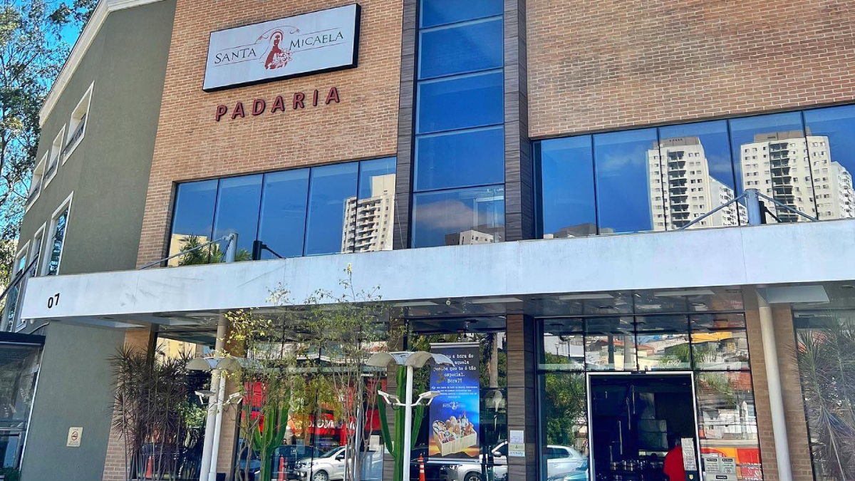Padaria Santa Micaela oferecerá pão na chapa + média + 100g de pão de queijo ou lanche de carne louca. /Foto: Reprodução/Facebook