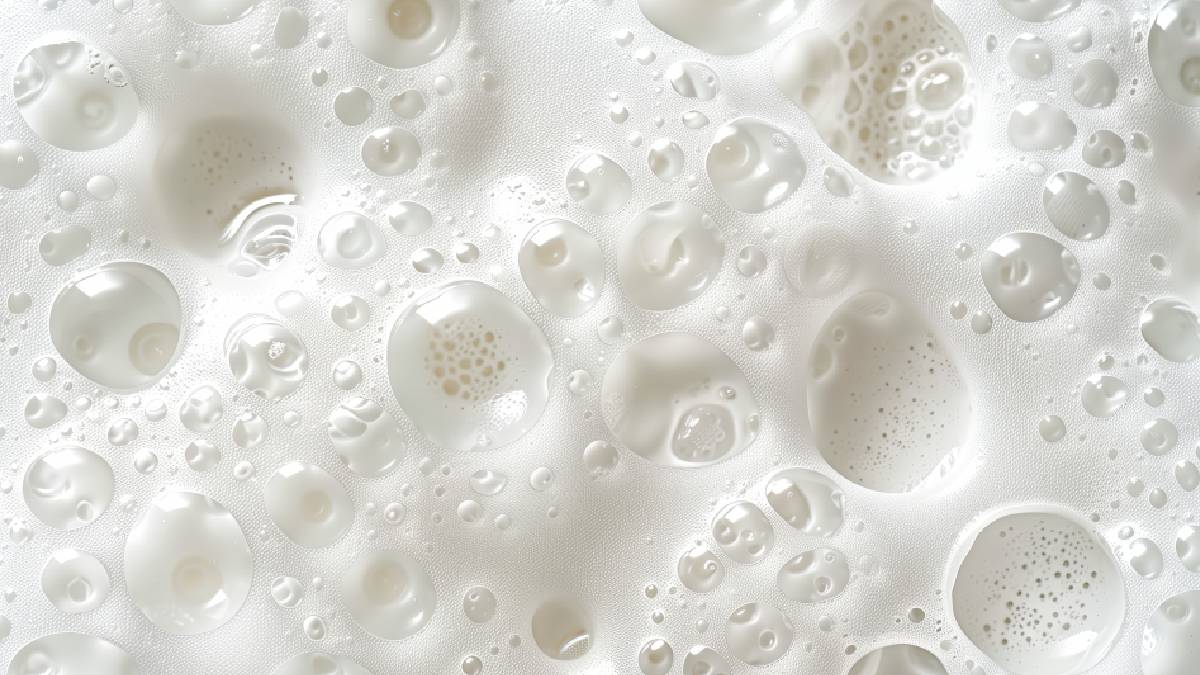 Quando a água oxigenada entra em contato com a enzima do sangue denominada catalase, faz espuma | Freepik