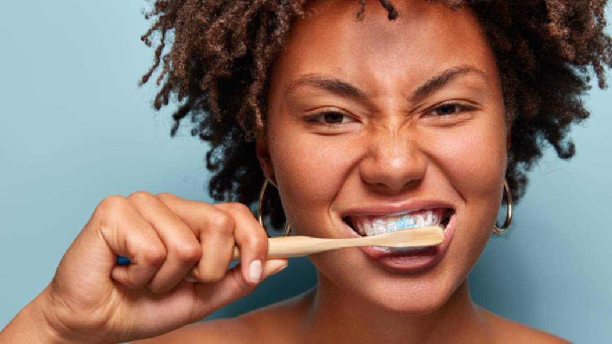 O bicarbonato de sódio ajuda a clarear os dentes, pastas com esse composto costumam ser indicadas | Freepik