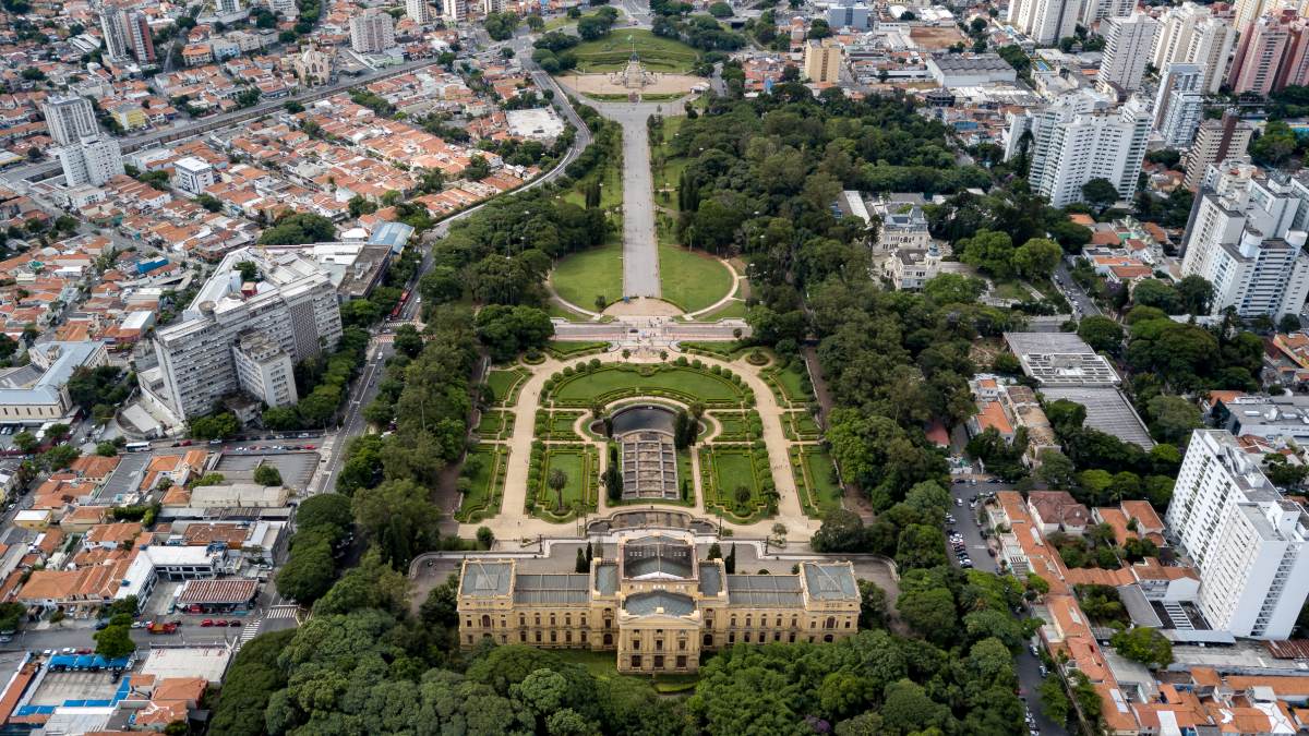 Este é um dos pontos mais históricos da cidade, onde Dom Pedro I proclamou a Independência do Brasil. O Parque da Independência abriga monumentos como o Museu do Ipiranga e o Monumento à Independência, além de belíssimos jardins inspirados em modelos franceses. (Fotos: Wikimedia Commons)