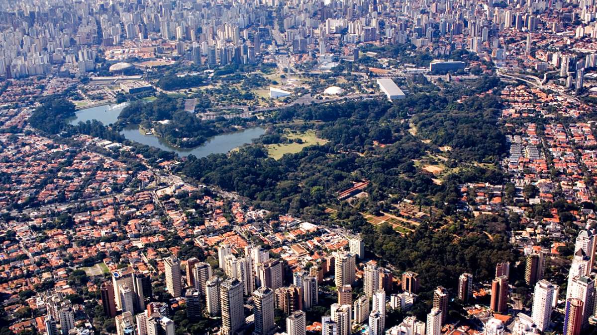 Inaugurado em 1954, no IV Centenário de São Paulo, o Parque Ibirapuera é o mais famoso e visitado da América Latina. 