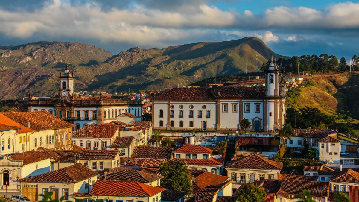 1) Ouro Preto (MG): Primeiro Patrimônio da Humanidade no Brasil, em 1980, Ouro Preto é um retrato vivo do período colonial e do ciclo do ouro. Suas ladeiras de pedra, igrejas barrocas e obras de Aleijadinho fazem da cidade um verdadeiro museu a céu aberto. (Foto: Wikimedia Commons/Raquel Mendes Silva)