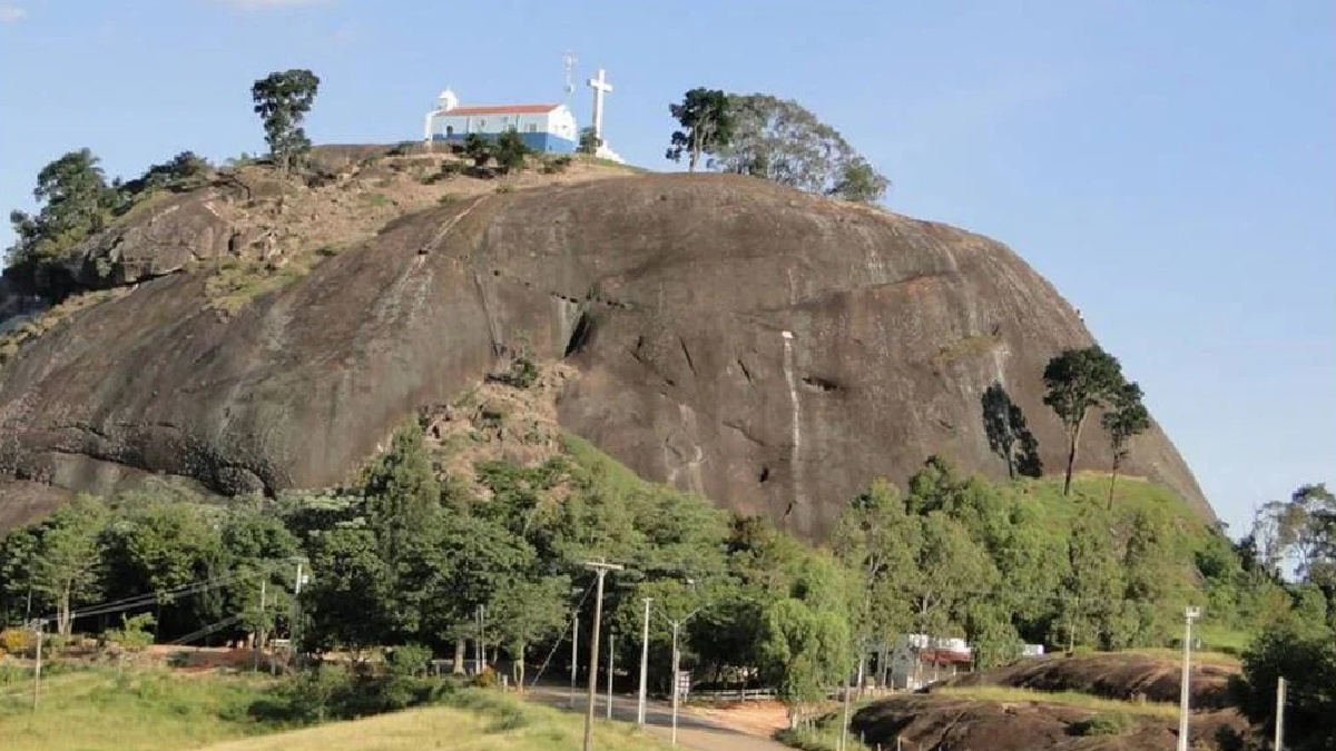Para chegar ao topo, depois de passar pelo altar construído para Nossa Senhora da Pedra, que teria aparecido para um menino em 1930, tem-se 318 degraus para subir. Mas a vista lá de cima compensa o esforço; dá para ver a área urbana da cidade - (Divulgação)