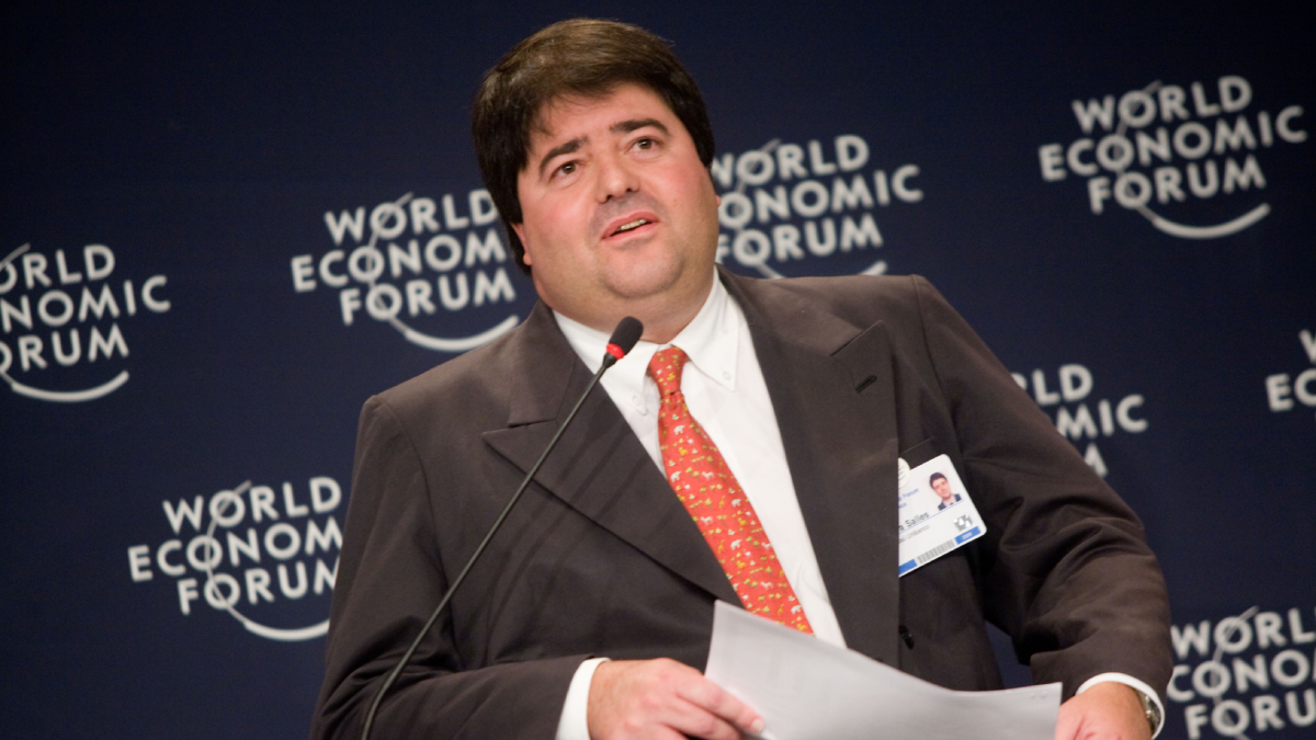 Sétimo lugar é ocupado por Pedro Moreira Salles, com R$ 38 bilhões, aumento de 5,1%. Ele é o terceiro filho de Walther Moreira Salles. Foto: World Economic/Wikimedia Commons
