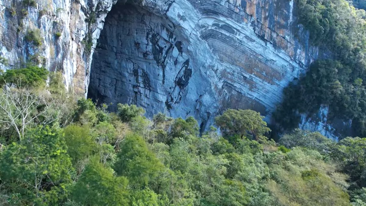 Entre as 350 cavernas catalogadas, 12 estão abertas para visitação. Cada uma oferece uma experiência única.(Fotos: Reprodução/YT/Cia Trip)