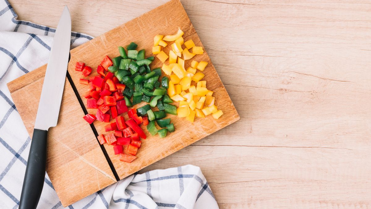 A tábua de corte é utilizada para picar e fatiar diferentes tipos de alimentos