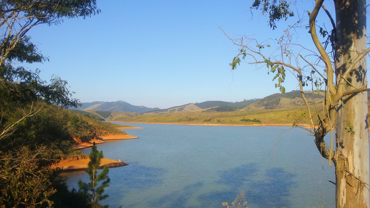 O espelho d'água da represa atrai visitantes em busca de paz, lazer e uma conexão autêntica com a natureza. A partir de atividades como stand up paddle, caiaque e pesca esportiva, os visitantes podem explorar a beleza do local. Foto: Reprodução/Wikimedia Commons
