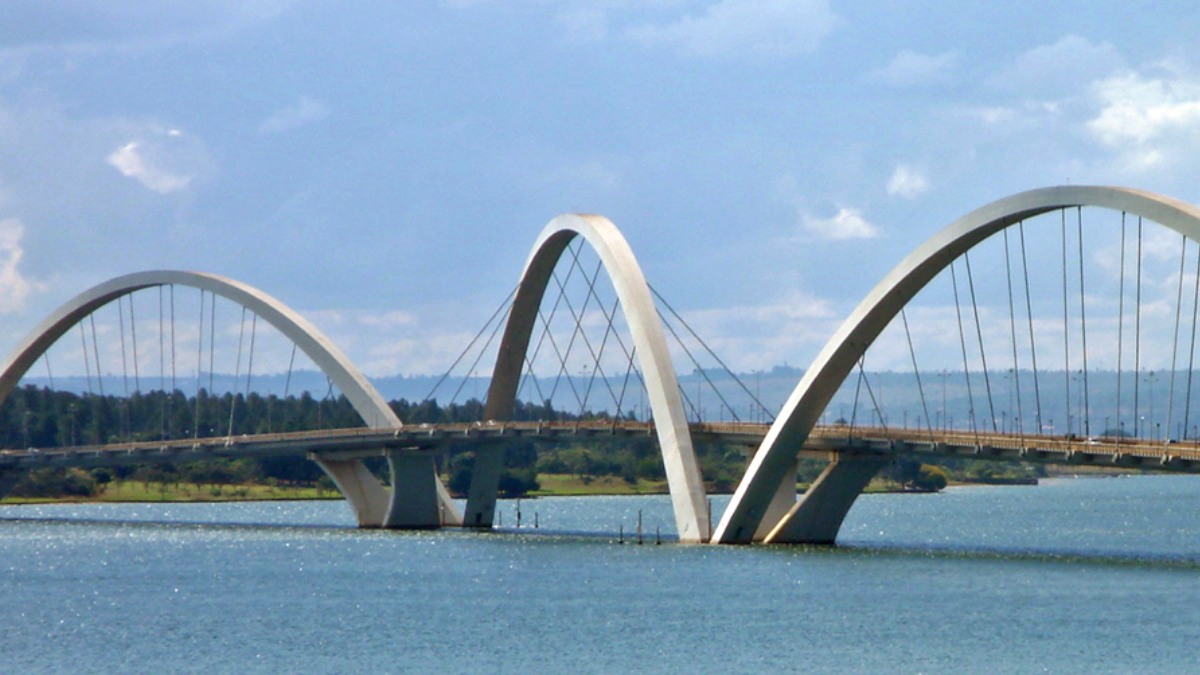 Conhecida carinhosamente como Ponte JK, esta obra de arte da engenharia em Brasília foi projetada pelo renomado arquiteto Alexandre Chan e inaugurada em 2002. 