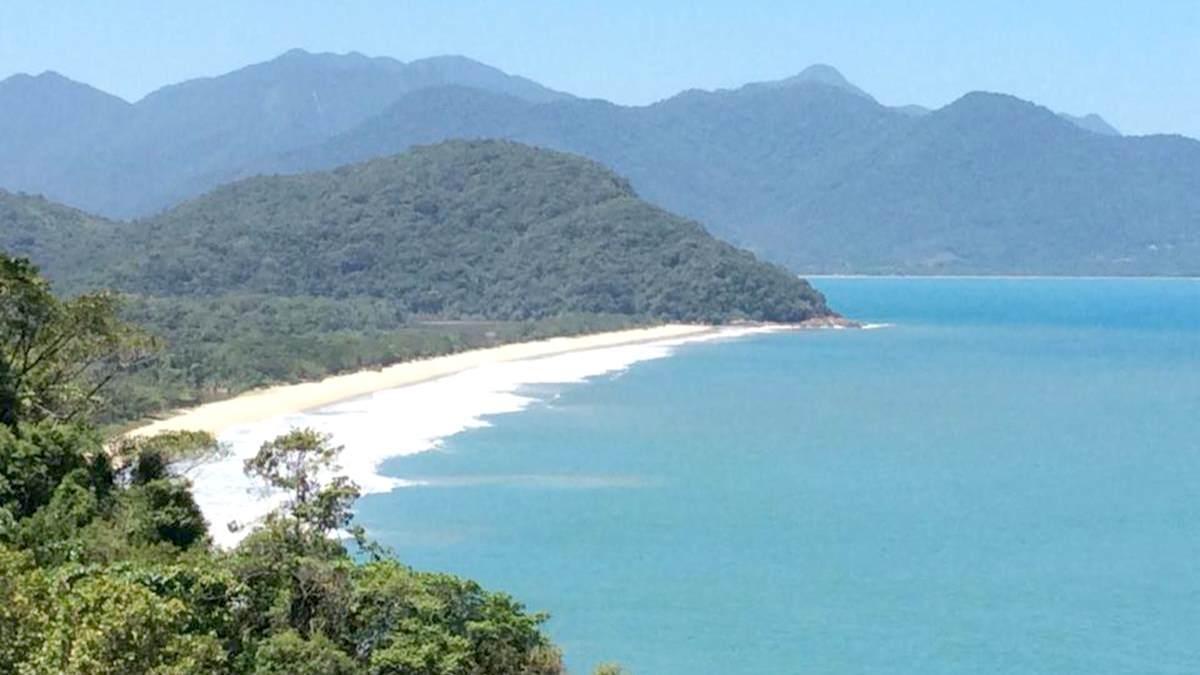 Praia de Puruba, Ubatuba - Shows de golfinhos: é um destino natural e pouco visado pelo público geral que conta com shows de golfinhos ao vivo durante a temporada de avistamento. Localizada a apenas 24 km do centro de Ubatuba, a praia conta com belos destaques particulares que chamam a atenção de qualquer turista - (Divulgação/Secretaria Municipal de Turismo)