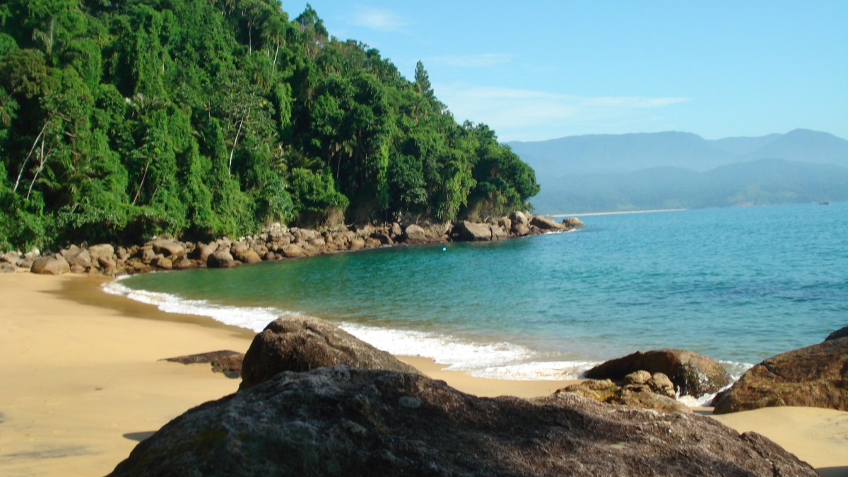 Para famílias que gostam de aventura, a Praia do Cedro é uma excelente opção. Considerada uma das mais bonitas de Ubatuba, ela fica escondida entre a Praia da Fortaleza e a Praia da Enseada. (Fotos: Wikimedia Commons)