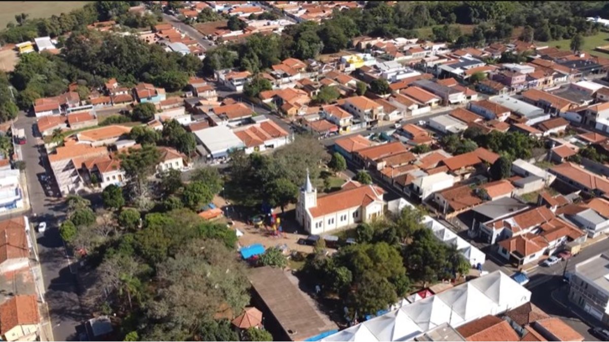 Pequena e acolhedora, Pratânia oferece aos visitantes um passeio que combina compras, tradição e cultura.  Entre uma visita às lojas de couro e um mergulho na história sertaneja, o turista encontra na cidade um ambiente simples e aconchegante, típico do interior. (Fotos: Reprodução/YT/Jr Longo)