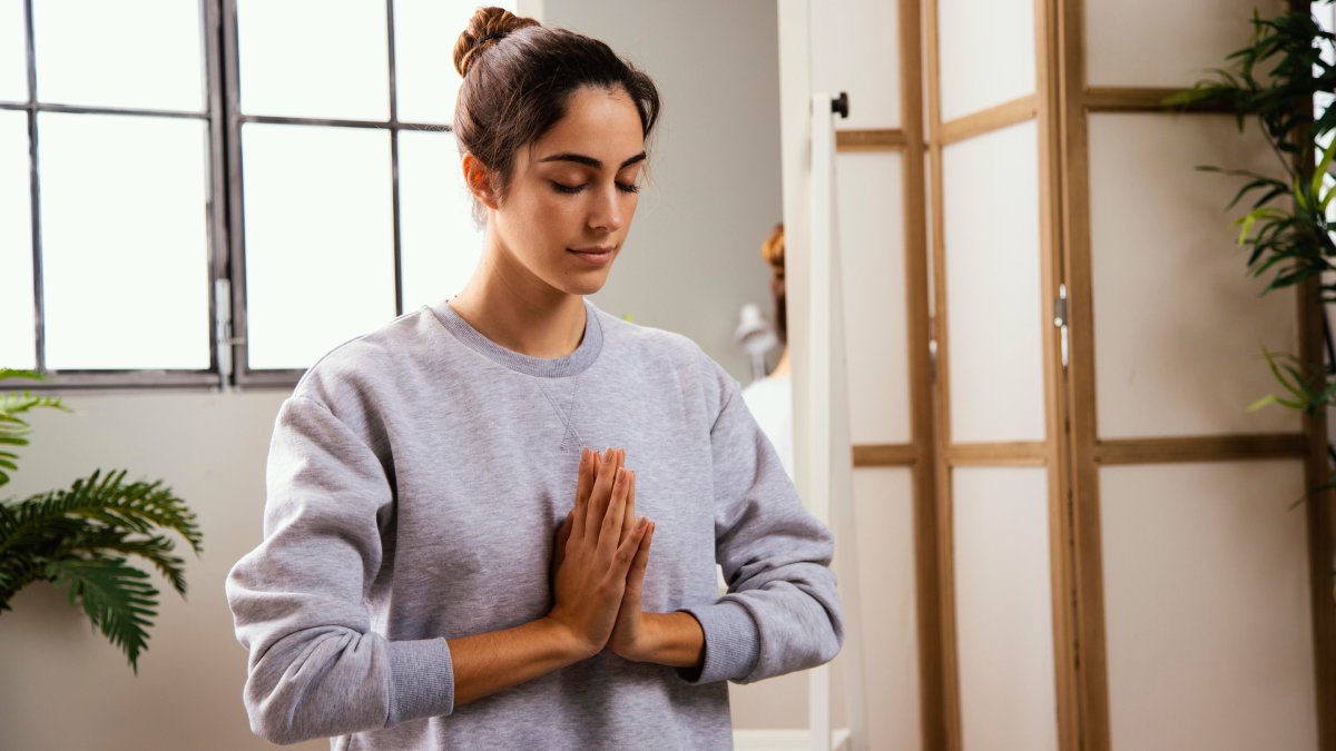 Pratique a atenção plena: mindfulness, ou atenção plena, é a prática de focar a atenção no momento presente, de forma consciente e sem julgamentos. Originada em tradições budistas, a técnica visa observar pensamentos, sentimentos e sensações sem se prender a eles, cultivando um estado de presença e serenidade.