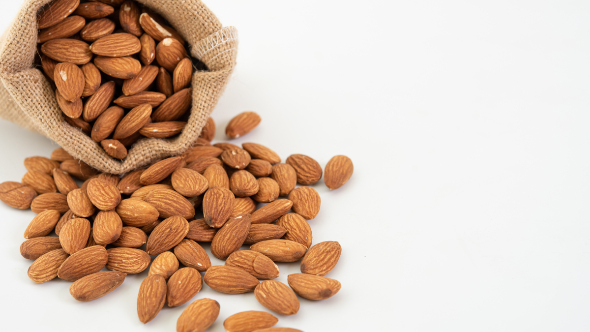 Lavar e deixar as amêndoas de molho antes do consumo pode parecer um detalhe, mas é um hábito que transforma a forma como seu corpo aproveita os nutrientes desse alimento.