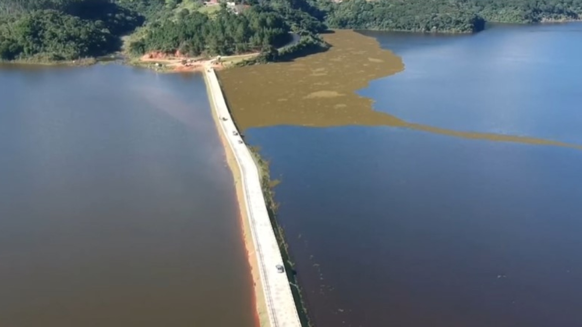A cachoeira pode ser acessada de carro, moto ou bicicleta, com trechos de estradas de terra com subidas e descidas. Não é um trajeto difícil para veículos apropriados. (Fotos: Reprodução/YT/Jota Expedições)