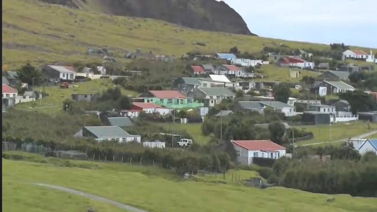 Edimburgo dos Sete Mares possui uma população de aproximadamente 250 pessoas