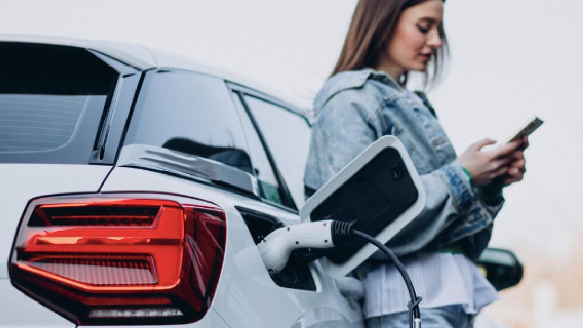 A lei que previa o fim dos carros a combustão em 2035 na União Europeia está sob ameaça e pode ser revista.