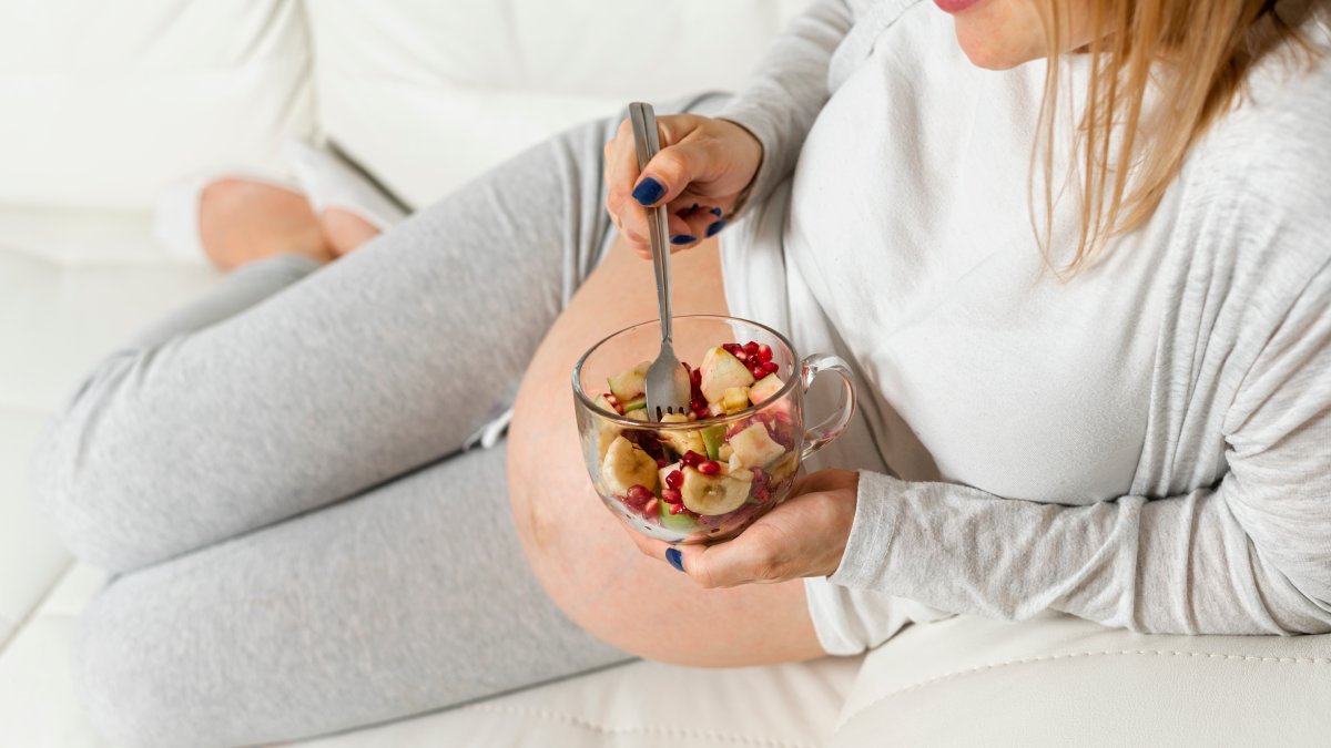 Para adultos com mais de 25 anos e gestantes, recomenda-se uma ingestão de 950mg de cálcio por dia (Fotos: Freepik)