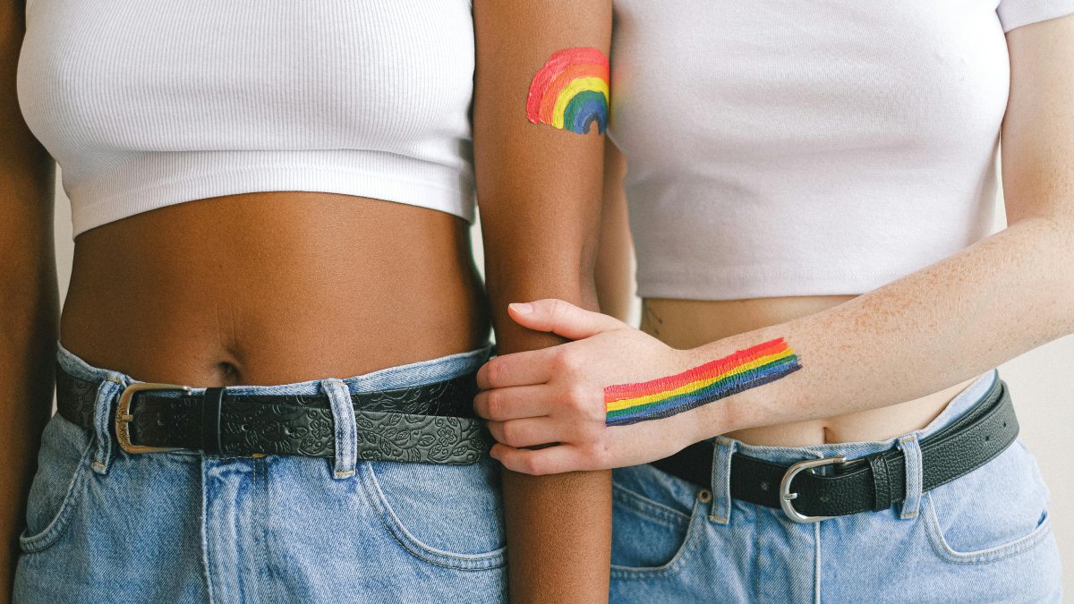 A sexualidade fluida é a capacidade de sentir atração por diferentes gêneros em momentos distintos da vida, sem se prender a definições fixas. 