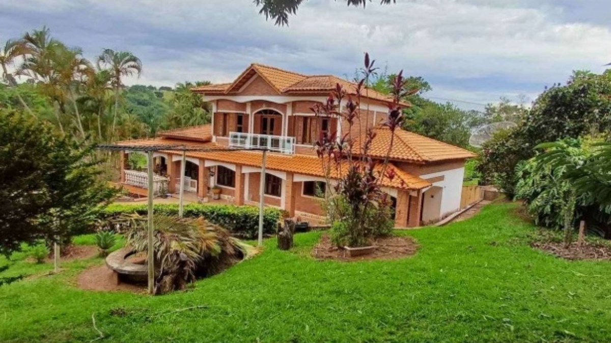 Imóvel dispõe de 15.032 m² e abriga quatro grandes construções.
