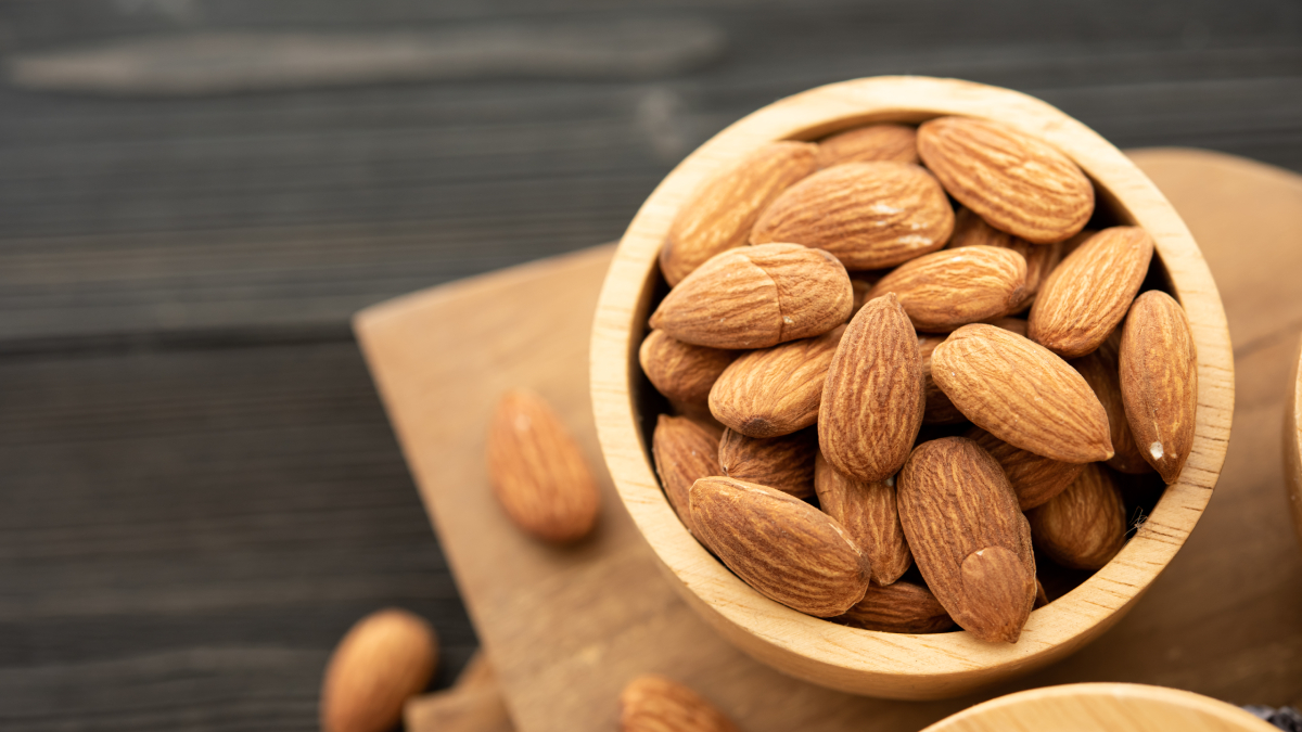 Quando ficam de molho, as amêndoas passam por um processo natural semelhante à germinação. O resultado é um aumento no teor de vitaminas, proteínas e minerais, além de ficarem muito mais fáceis de digerir.