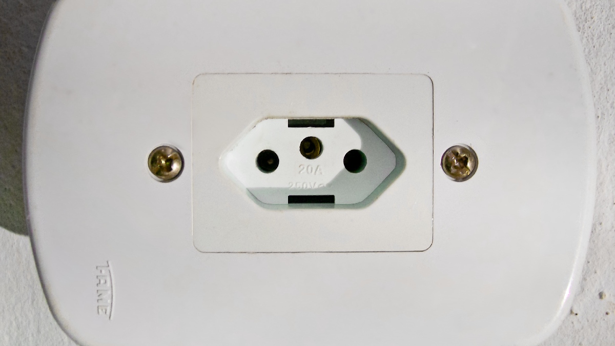 Tomadas domésticas brasileiras são de 127 ou 220 volts. Imagem: Fasouzafreitas/Wikimedia Commons