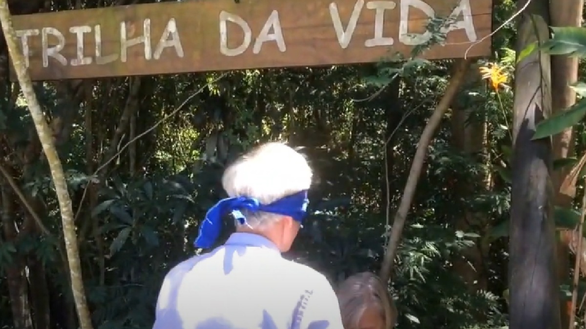 Trilha da Vida - Localizada na região da represa de Guarapiranga, a Trilha da Vida tem um diferencial muito importante: o trajeto é feito com os olhos vendados. A experiência única potencializa o contato com a natureza e dá um ar a mais de adrenalina. Endereço: Estrada da Riviera, 3286 Jardim Riviera - (Reprodução/YouTube)