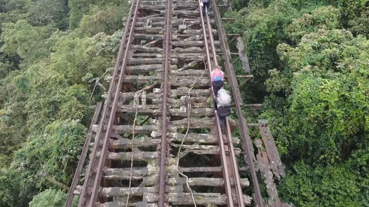Segundo reportagem feita pelo Fantástico, na Globo, foram registrados diversos clandestinos em grupos andando pela trilha mais perigosa do Estado. (Fotos: Reprodução/YT/@Positivas)