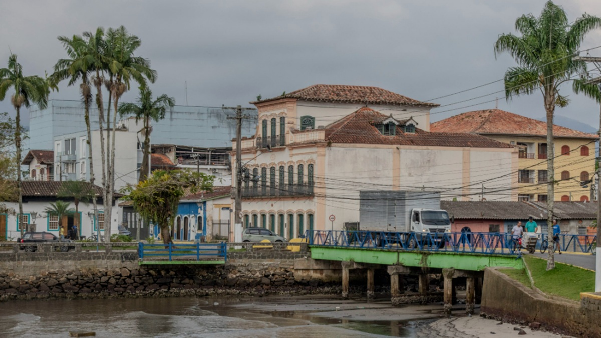 Desassoreamento, além de restabelecer as condições de navegabilidade, melhora o escoamento do rio e previne enchentes/Divulgação/PMU
