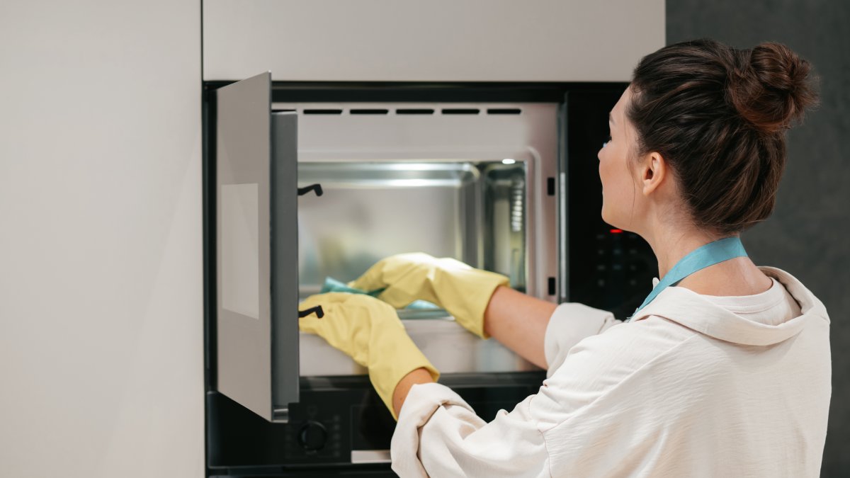 Limpar o micro-ondas, para quem usa regularmente e sem proteção, pode se tornar uma atividade difícil devido à quantidade de manchas de gordura que se acumulam.