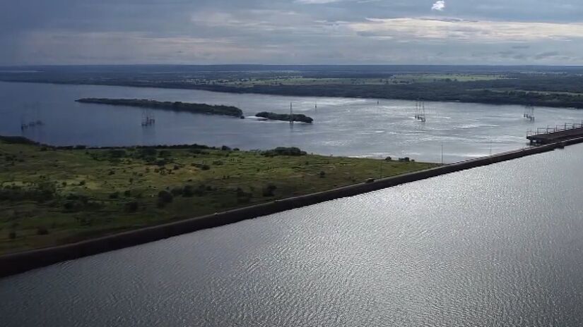 Mesmo as visitações à Usina Hidrelétrica (atualmente a maior do estado de São Paulo e a sexta maior do Brasil, com capacidade para abastecer 15 milhões de pessoas) oferecem tours guiados e levam os visitantes à casa de controle e às turbinas da barragem - (Reprodução/Youtube/Eduardo Silva)