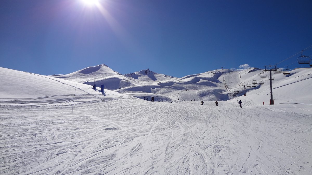 Hoje, o mercado brasileiro representa aproximadamente 60% das reservas do Valle do Nevado. O gerente conta que muitos vêm para a neve, depois aproveitam o hotel. Os brasileiros desfrutam muito do hotel, da piscina, da cerveja, do vinho e da gastronomia local.