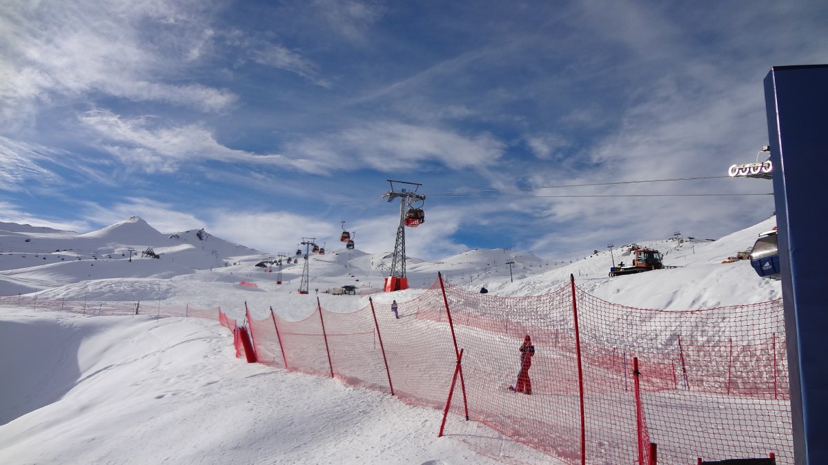 Devido às condições climáticas do Chile, o Valle do Nevado se tornou o destino favorito de muitos brasileiros, pelo fato de a região ter um tipo de neve mais seca excelente para os amantes do esqui. 