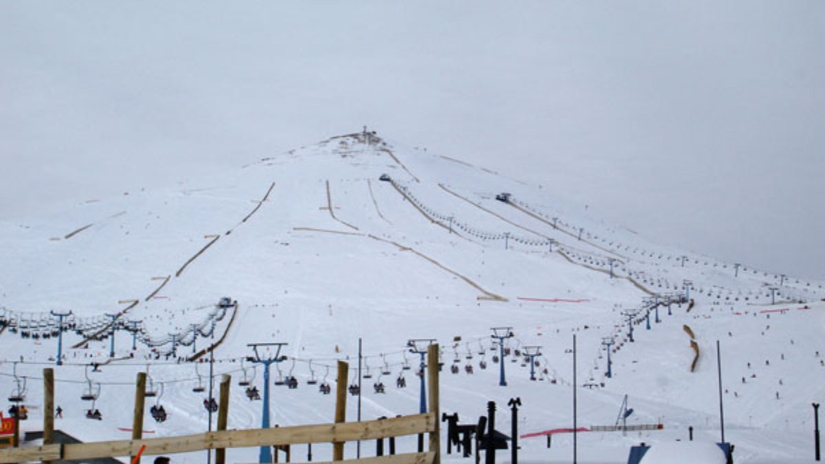 Rodrigo explica que os brasileiros são muito diferentes dos chilenos, porque são mais alegres e falam alto igual aos italianos, segundo o gerente do Valle do Nevado enquanto os chilenos são mais calmos e recatados na visão dele. Fotos: Reprodução/Wikimedia Commons