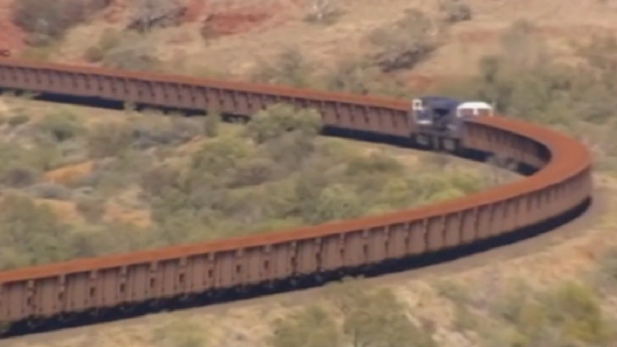 De tão grande, o trem precisava de 8 locomotivas para puxar todo o peso. Imagem: Reprodução Youtube BHP