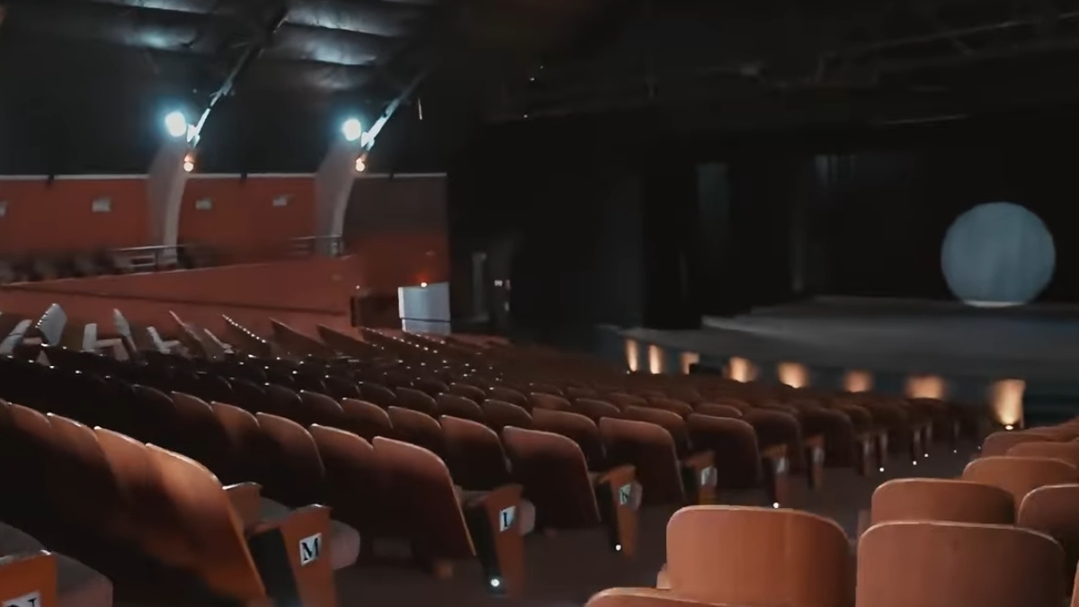 Localizado na antiga fábrica Carborundum, o teatro inaugurado em 2006 preserva elementos originais, como o lustre feito com vidros das janelas da indústria. Com capacidade para 507 pessoas, integra um complexo cultural e homenageia a primeira bailarina da cidade. Foto: Reprodução/Youtube/Coisas do Mundo