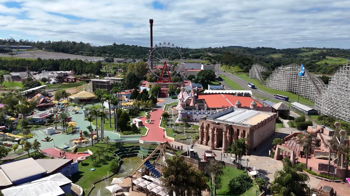Maior parque de diversões da América Latina, o Hopi Hari oferece atrações para todas as idades, incluindo a Montezum, 5ª maior montanha-russa de madeira do mundo. Com shows, espetáculos interativos e uma temática própria, garante um dia de magia, emoção e aventura. Foto: Reprodução/Youtube/VC PELO MUNDO