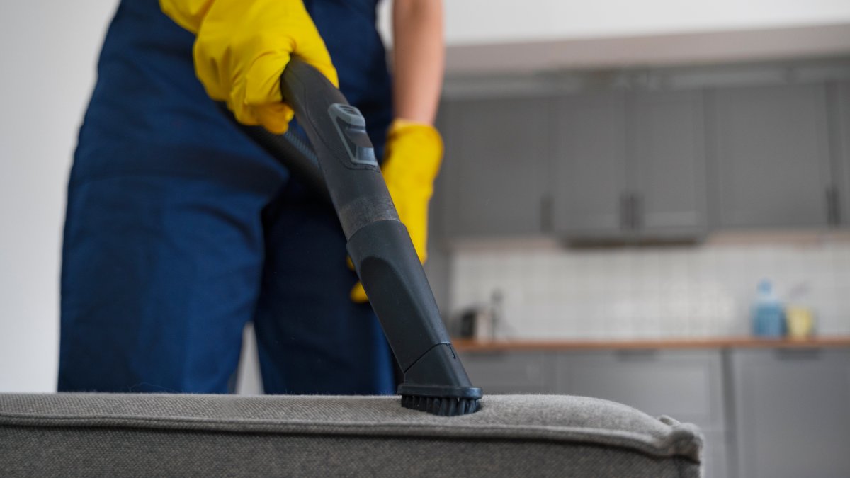 Usar aspirador de pó três vezes na semana pode ser importante na limpeza do sofá