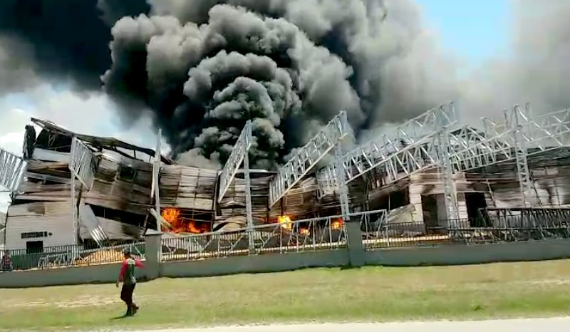 Com a mudança de direção do vento, a fumaça tóxica prejudica o trabalho dos bombeiros. Reprodução