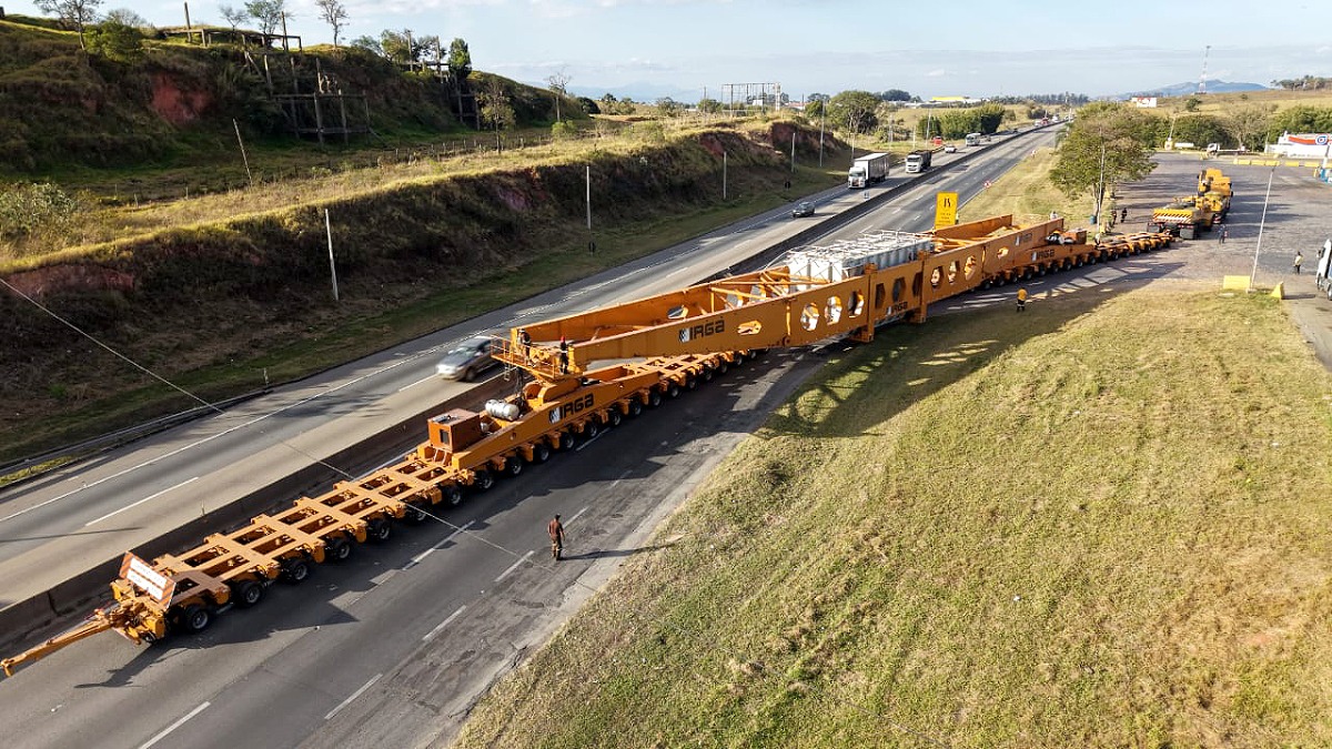A carga é um transformador que saiu de Guarulhos, na Grande São Paulo, e será transportada pela rodovia até o porto de Itaguaí, no Rio de Janeiro. Comunicação/Concessionária RioSP