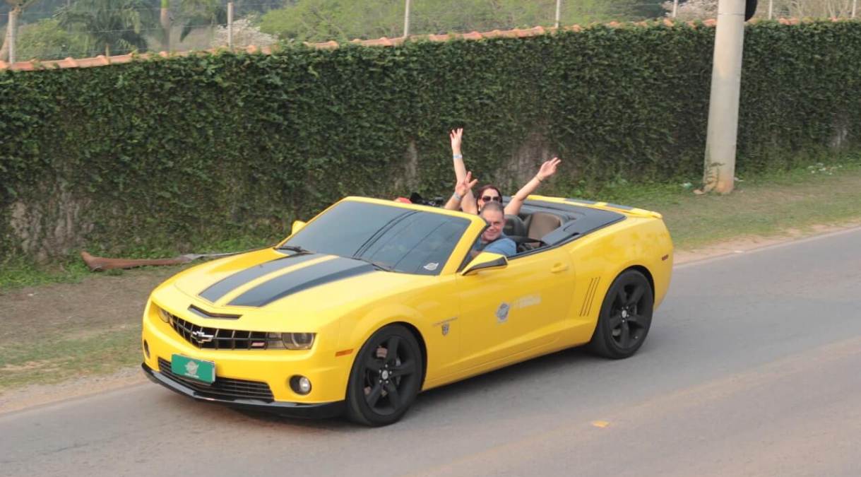 Visitantes podem escolher entre o Camaro SS, o Porsche 718 Boxster e a Ferrari 360 Spider / Divulgação