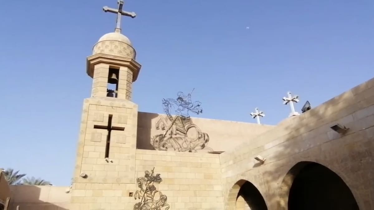 Essas igrejas não apenas atestam a presença de comunidades cristãs há mais de um milênio e meio, mas também mostram que havia uma vida religiosa complexa no deserto (Fotos: Reprodução/Youtube)