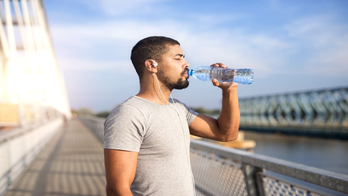 A hidratação é fundamental para manter os níveis de cortisol baixos (Foto: Freepik)
