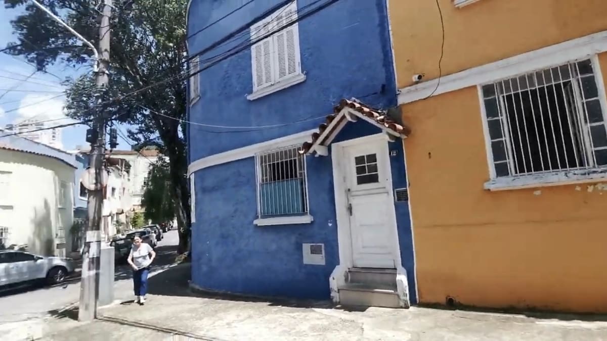 Essas construções se mantêm em meio a arranha-céus - reprodução: YouTube