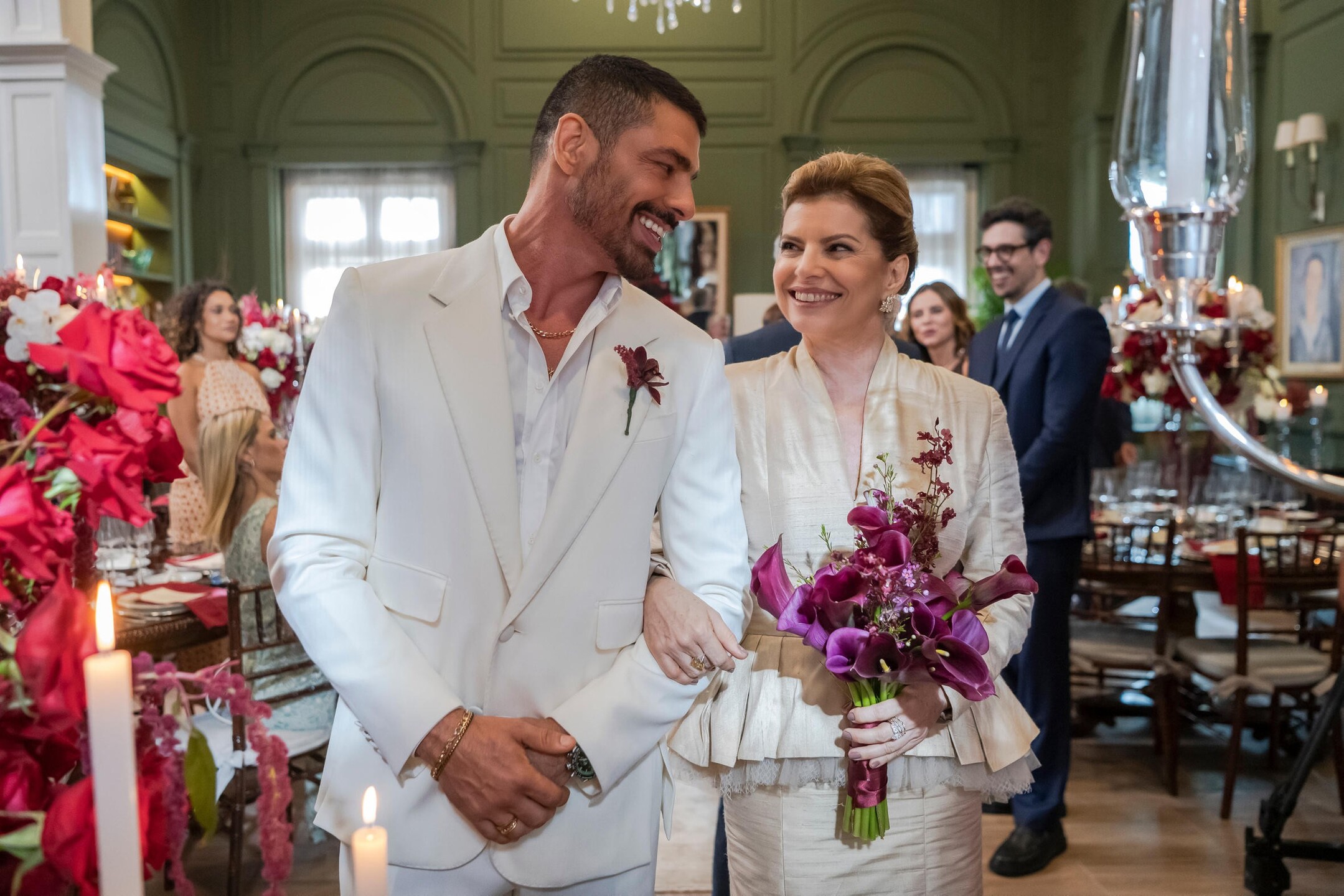Olavo já foi ao casamento do melhor amigo, César, e Odete Roitman com um alvo: conquistar o coração de Celina, irmã da noiva.