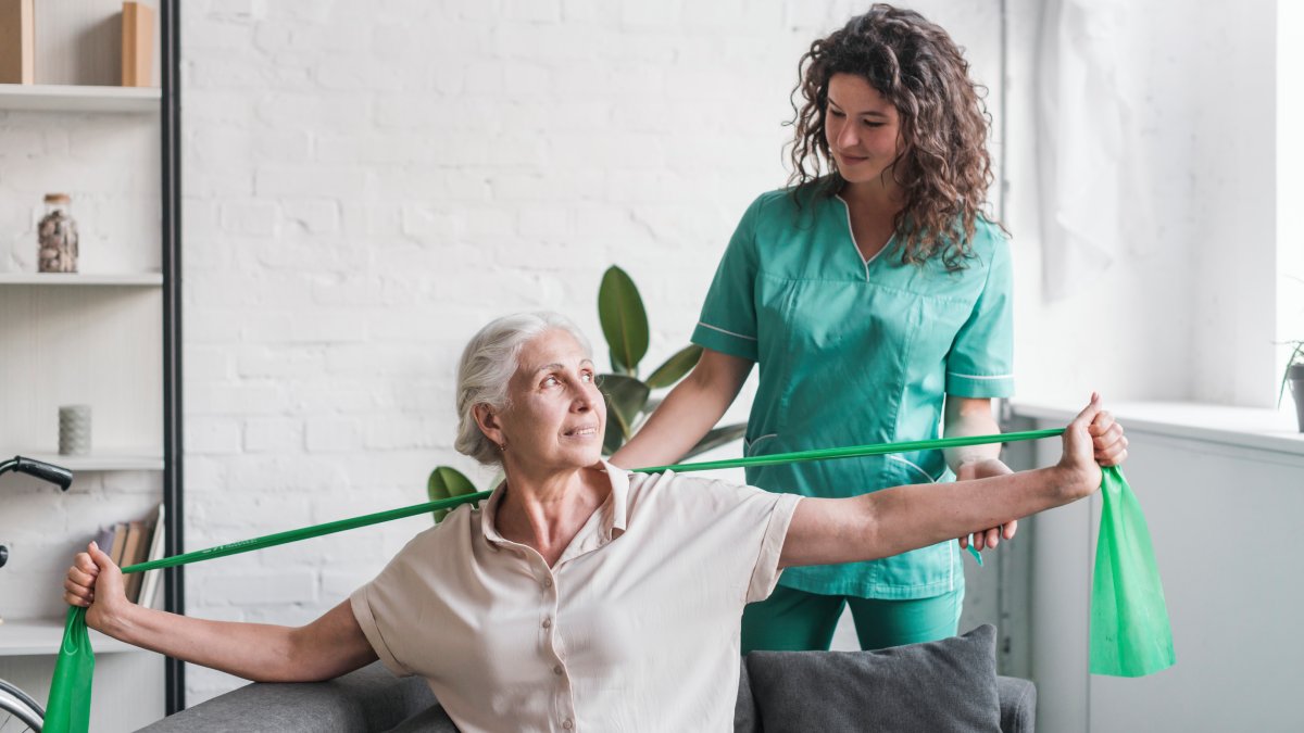 O fisioterapeuta é o especialista ideal para te auxiliar a recuperar a estabilidade e a segurança. Ele irá analisar suas necessidades e criar um plano de exercícios focado em força, equilíbrio e flexibilidade. Fotos: Reprodução/Freepik