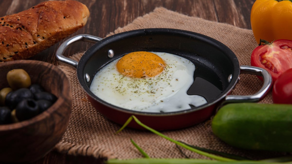 Descubra o truque que deixa qualquer ovo frito irresistível (Fotos: Freepik)