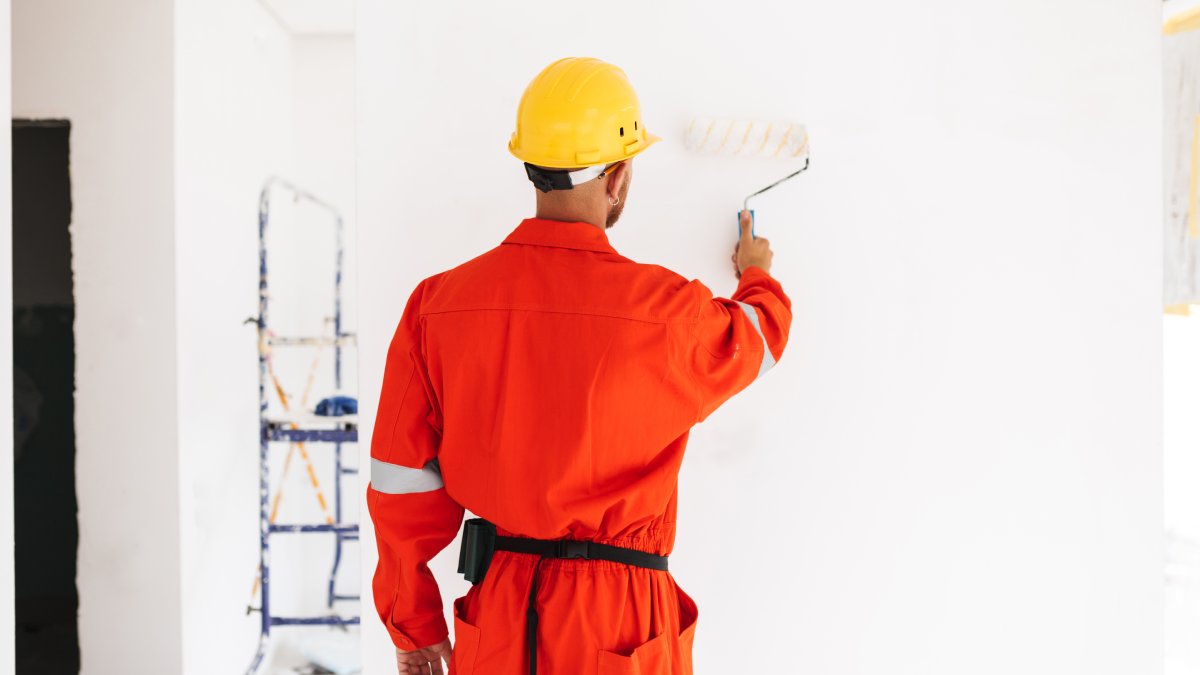 Pintores, encanadores e operadores de grua: salários altos, mas impostos pesados (Fotos: Freepik)