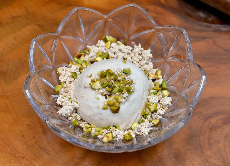 Arabia - na hora da sobremesa, vale pedir os sorvetes de Halawi (R$ 27), feito com pasta de gergelim, e o de Misk (R$ 27). Foto: Divulgação/Helena de Trevia