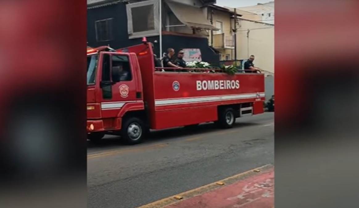 Cortejo foi feito com várias viaturas com sirenes acionadas, carro do Corpo de Bombeiros e helicóptero / Reprodução