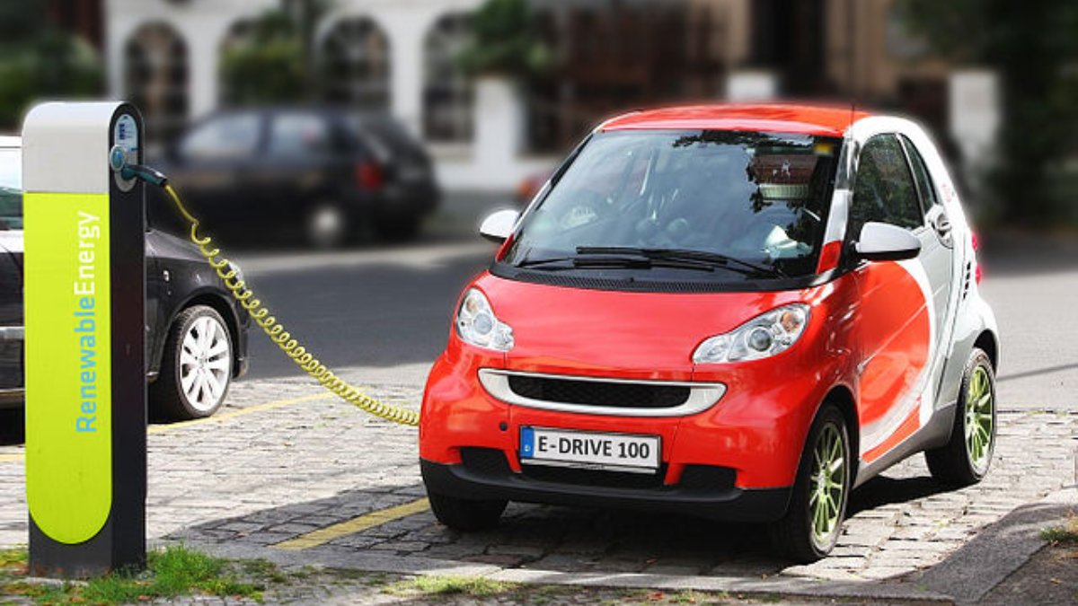 Tecnologia dos carros elétricos que recarrega a bateria ao desacelerar. Foto: Reprodução/Wikimedia Commons